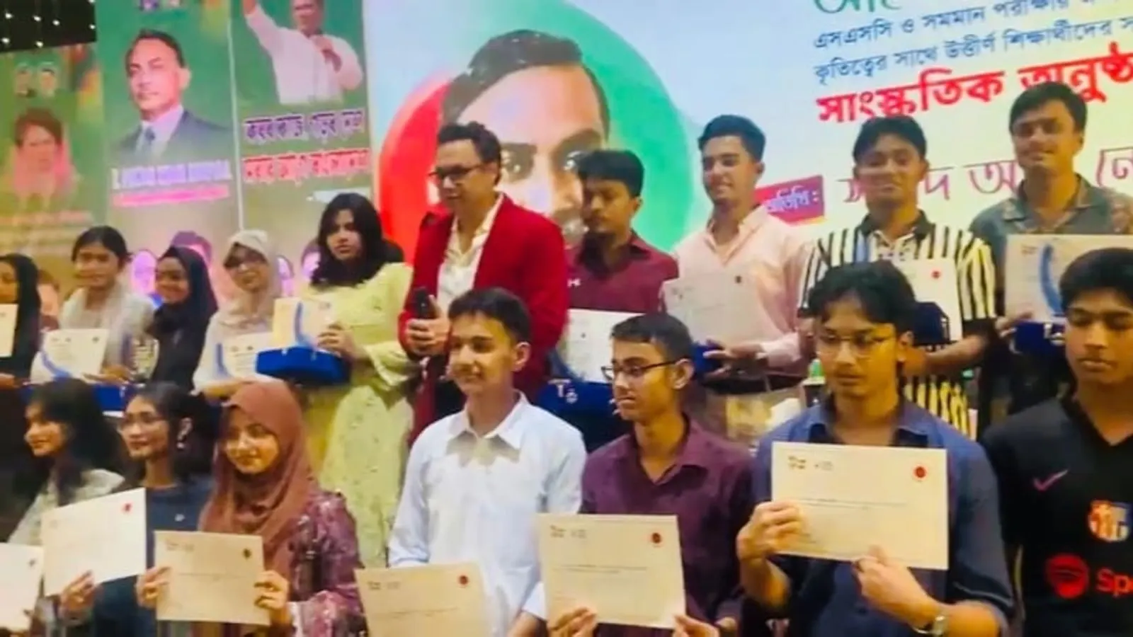 চট্টগ্রামে চার শতাধিক গোল্ডেন জিপিএ-৫ প্রাপ্ত শিক্ষার্থীকে সংবর্ধনা
