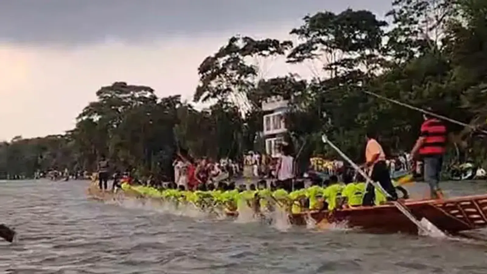ভাঙ্গায় ঝালডাঙ্গা বিলে হলো ঐতিহ্যবাহী নৌকা বাইচ প্রতিযোগিতা