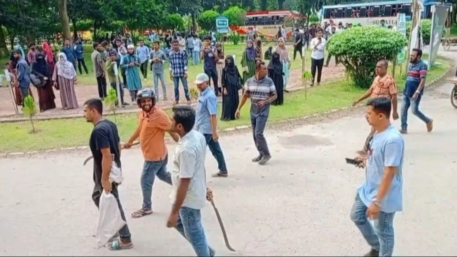 Clash Erupts Between Chhatra Dal and Shibir at Islamic University
