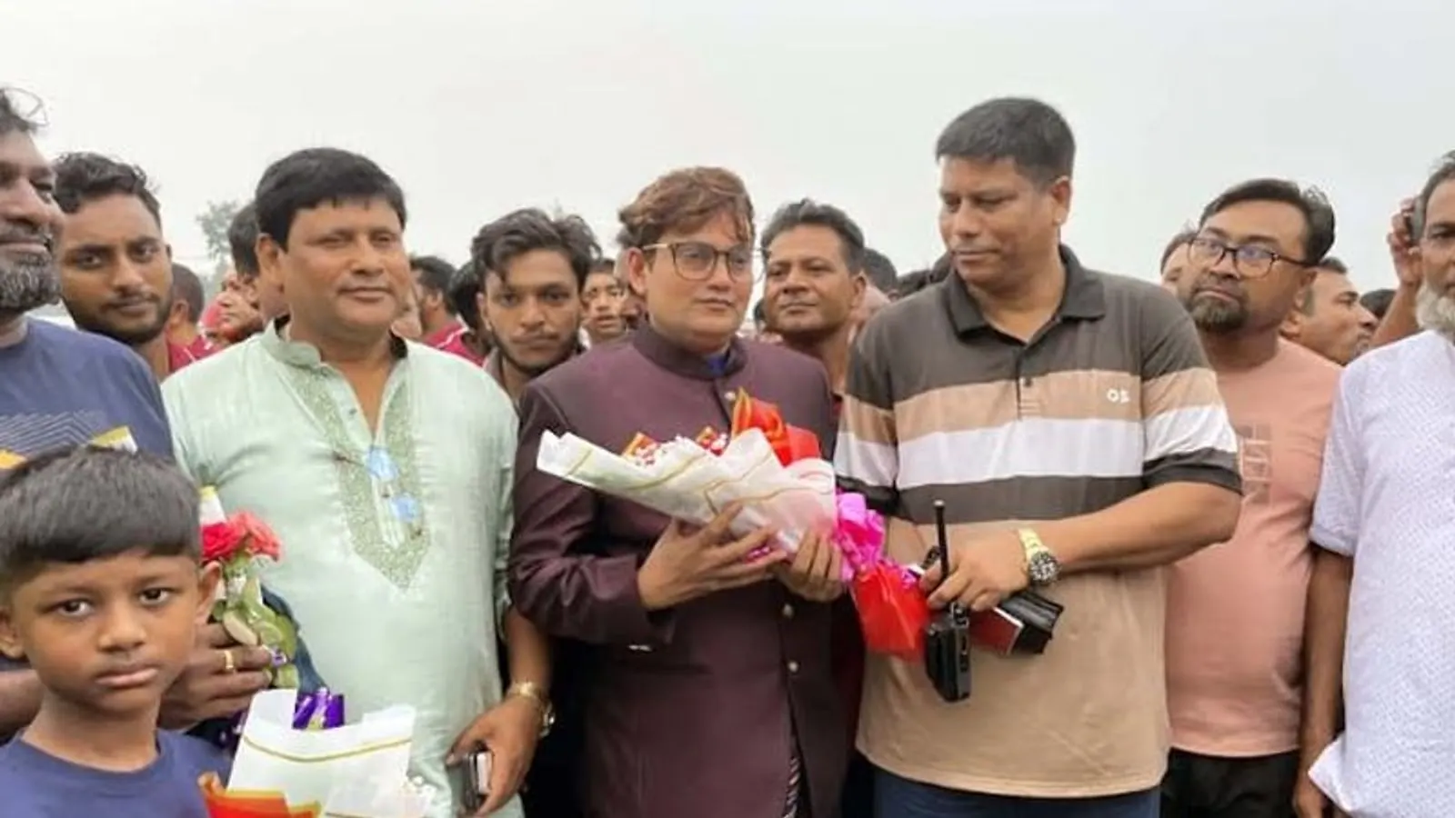 কুষ্টিয়ায় প্রবাসীর ভাইকে পুলিশের ফুল দেওয়ার অভিযোগ ও বিতর্ক