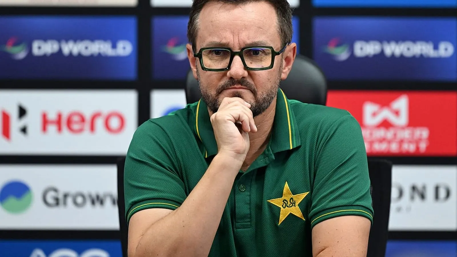 Pakistan Interim Coach Mike Hesson Overhauls Squad in England