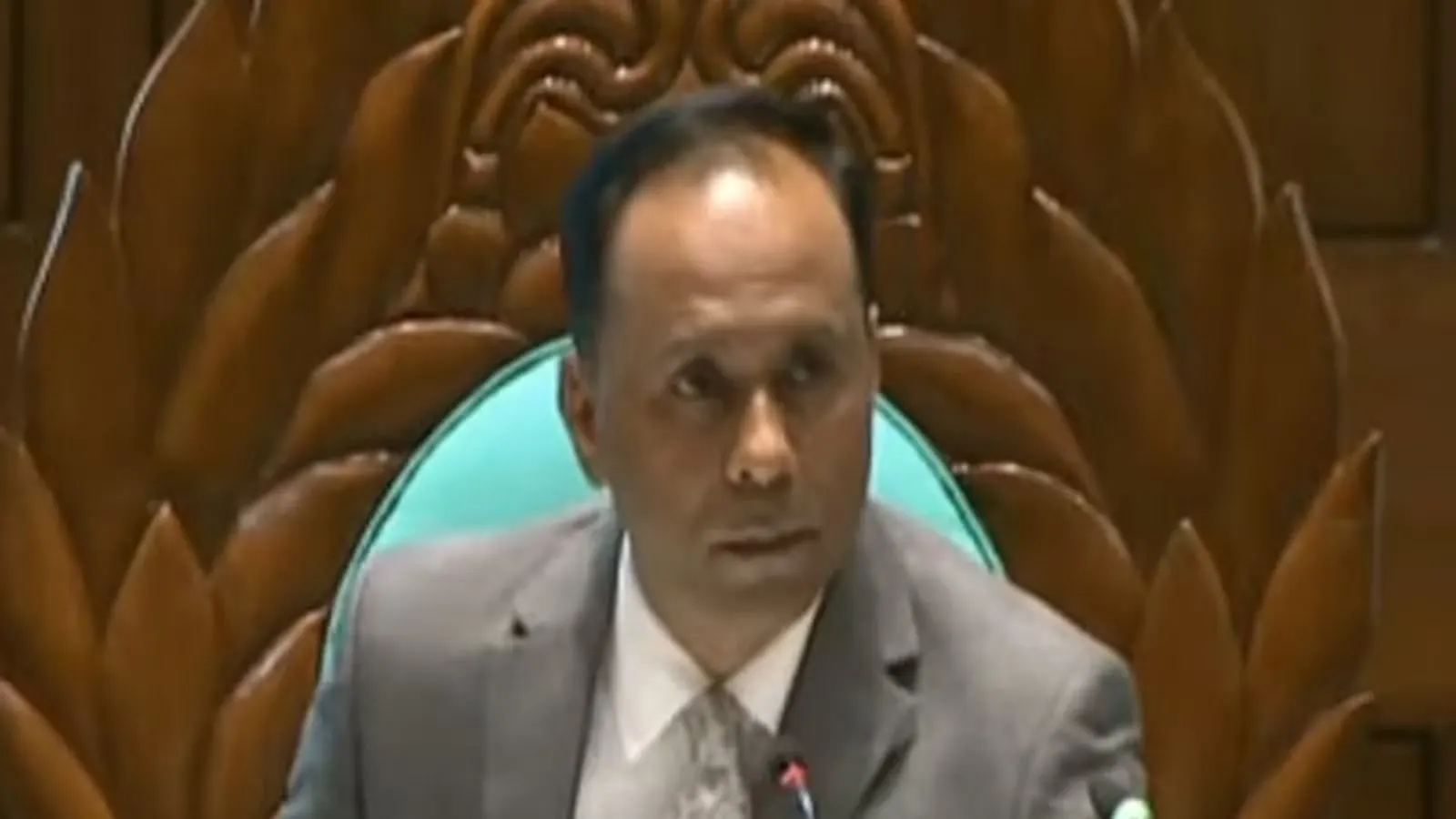 Deputy Speaker urges ministers to keep quiet in parliament