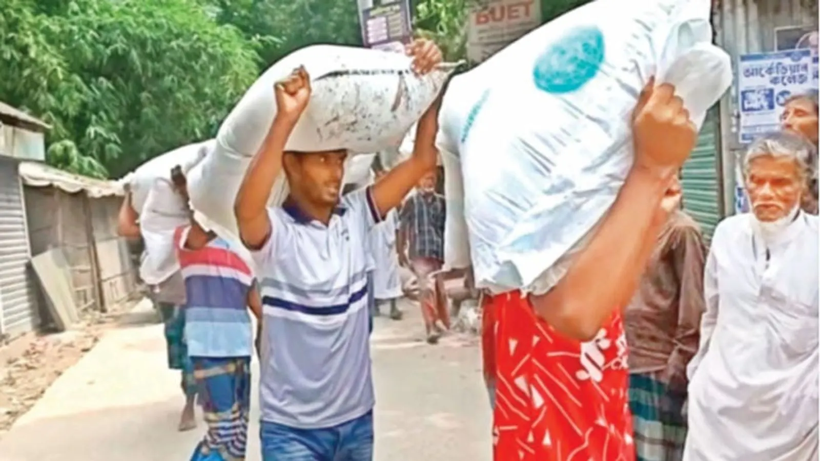 সারের তীব্র সংকট: দেশের বিভিন্ন জেলায় কৃষকদের বিক্ষোভ ও সড়ক অবরোধ