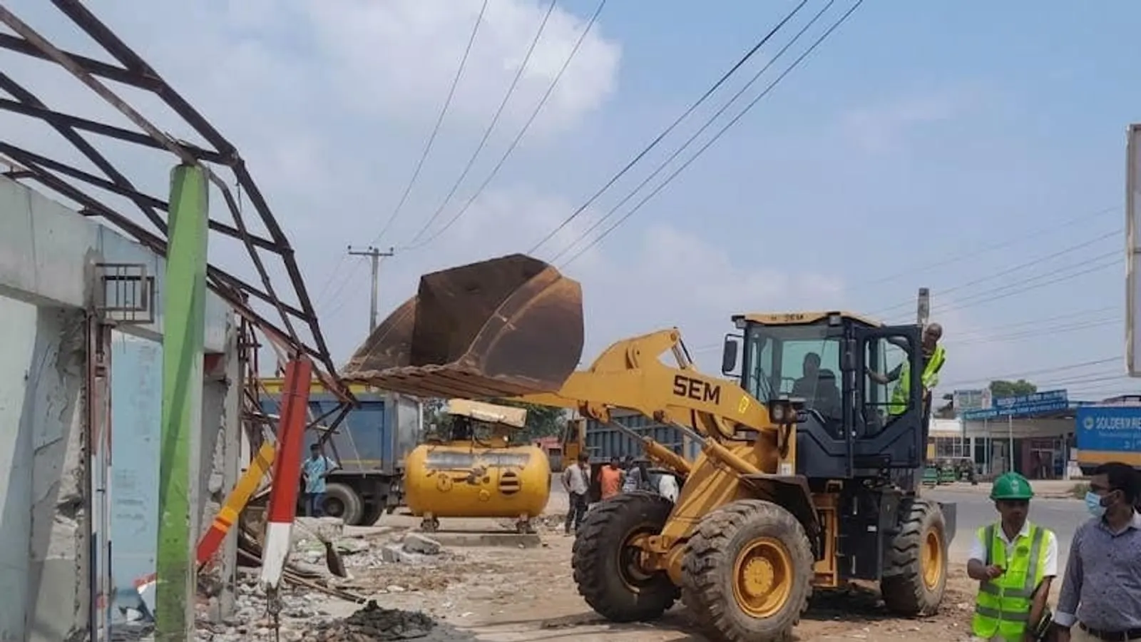 Drive launched to clear illegal structures in Comilla's Suagazi Bazar