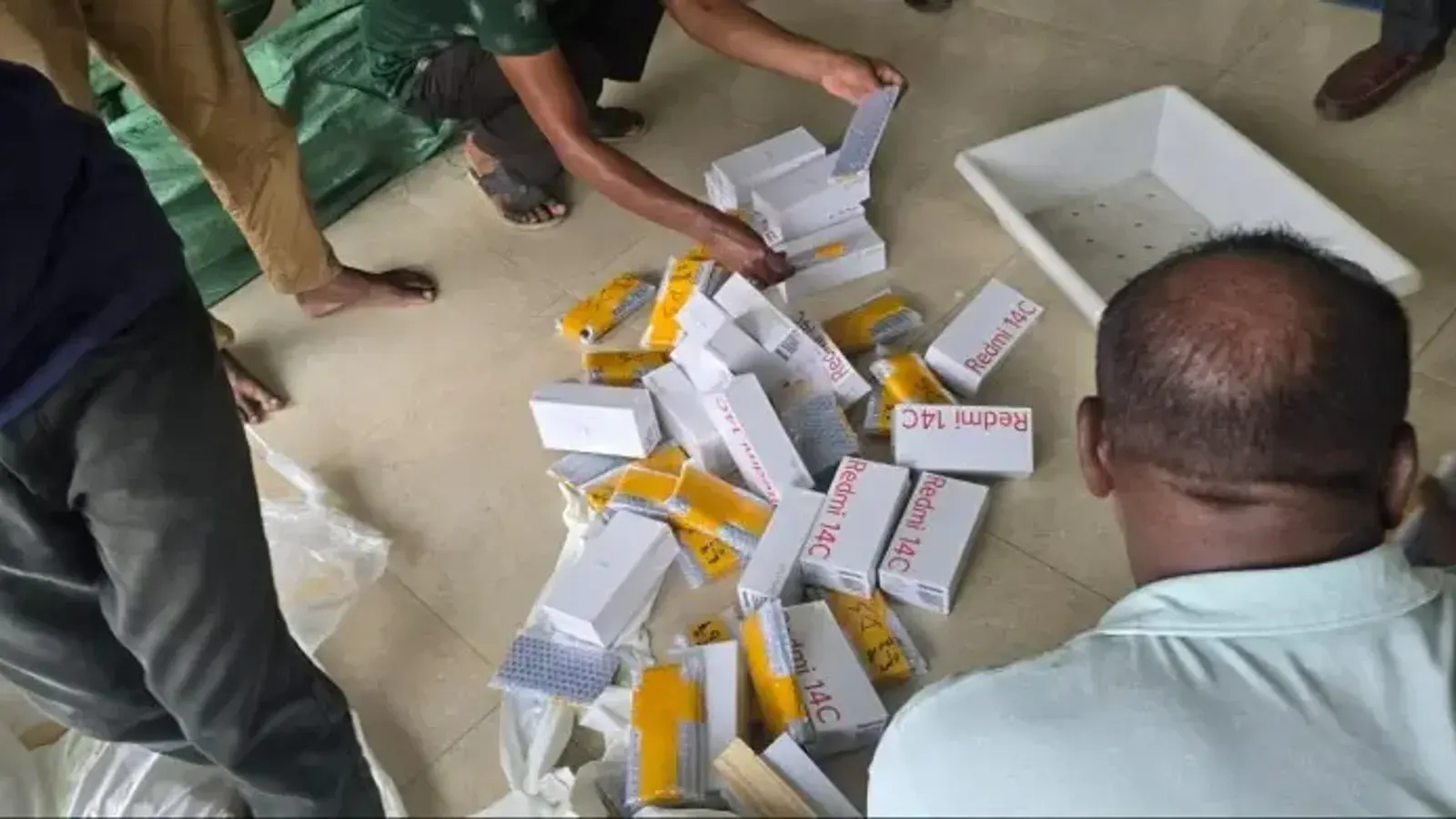 শাহজালালে কাপড়ের রোলে লুকিয়ে আনা ১,৬৫৫ মোবাইল আটক