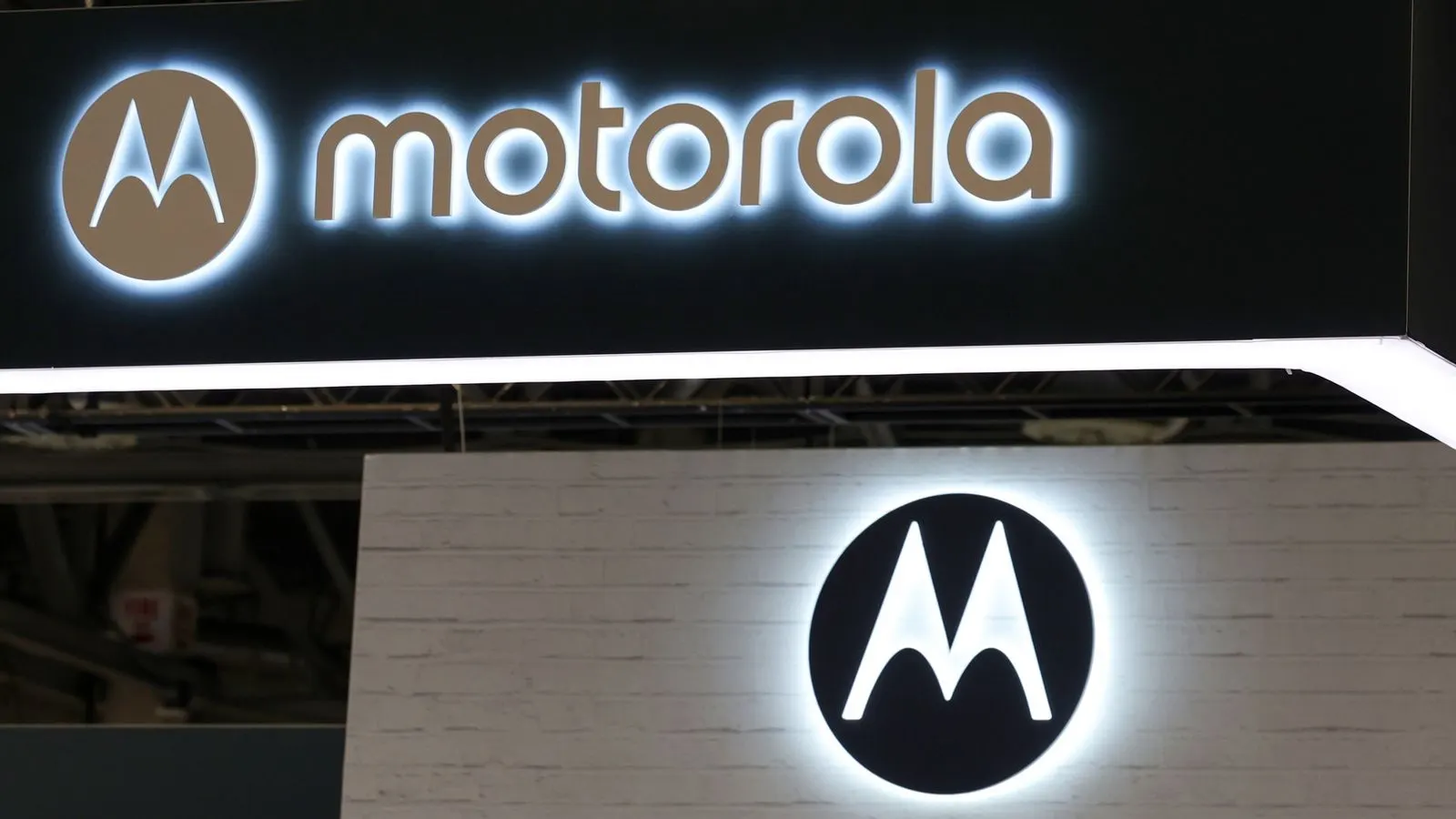 Motorola Teases New Book-Style Foldable Razr in Instagram Video