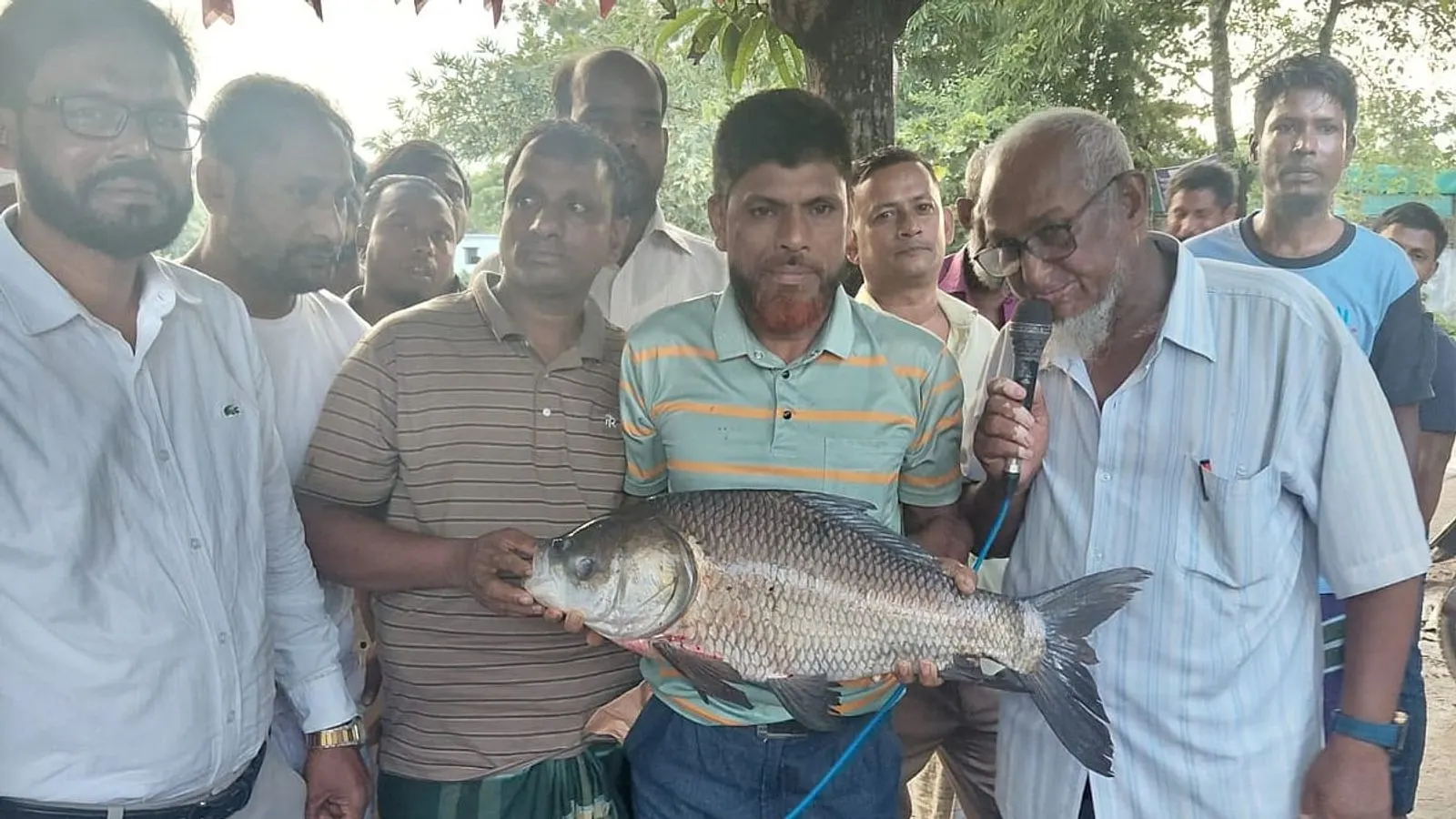 সরাইলে বিরেশ দিঘিতে মাছ শিকার প্রতিযোগিতা অনুষ্ঠিত