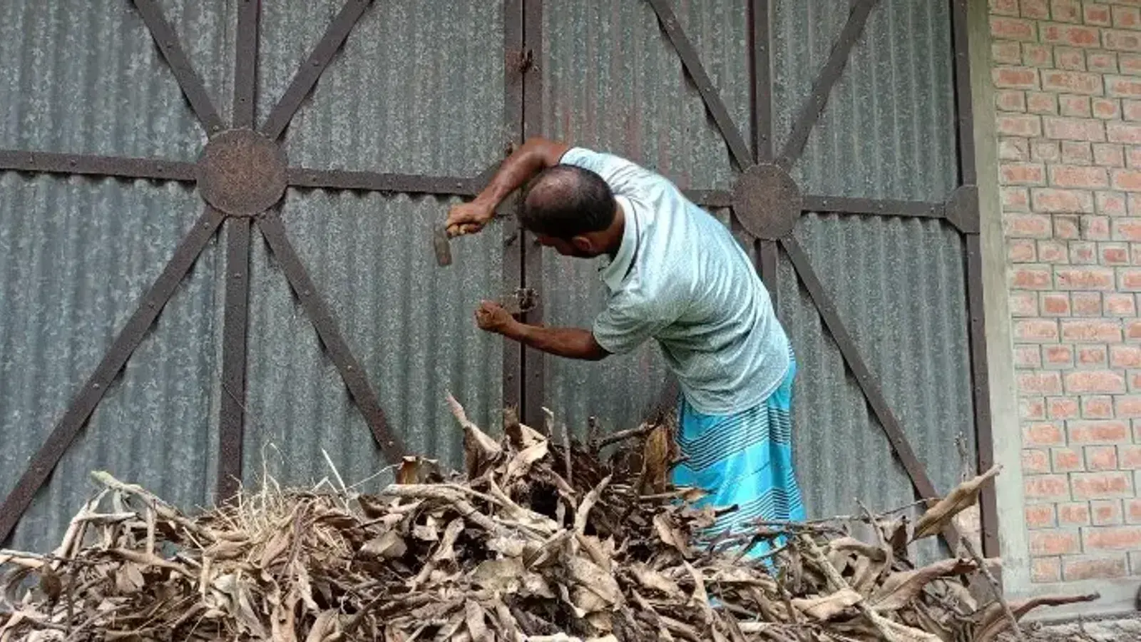 Two decades of abandonment plagues Chapainawabganj state food warehouse