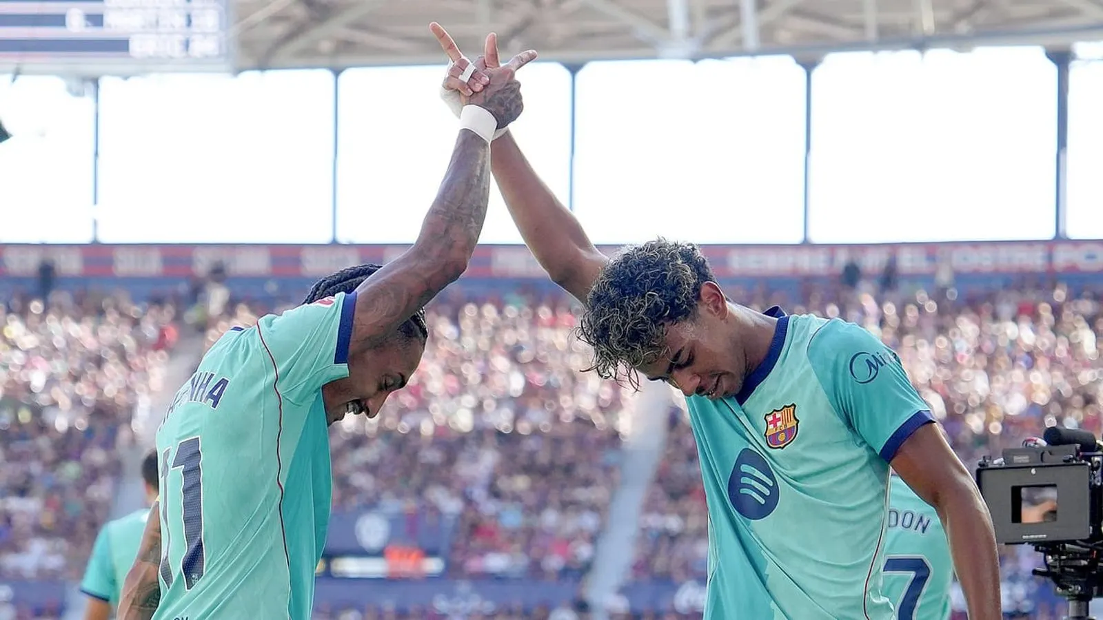 Barcelona Defeats Levante 4-2 to Maintain La Liga Top Spot