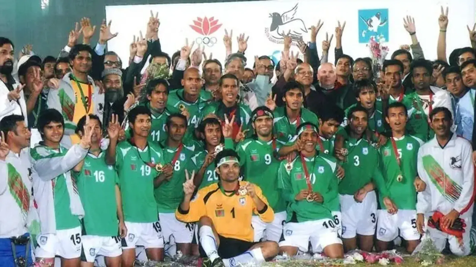 Aminul Haque Meets 2010 SA Games Football Champions in Dhaka