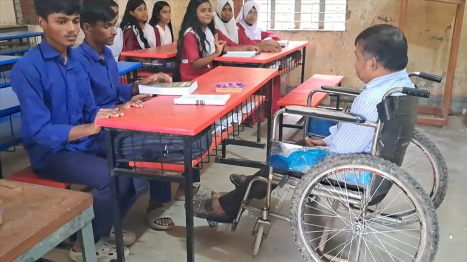 হুইলচেয়ারে চড়ে পাঠদান করছেন শিক্ষক অপূর্ব লাল মণ্ডল