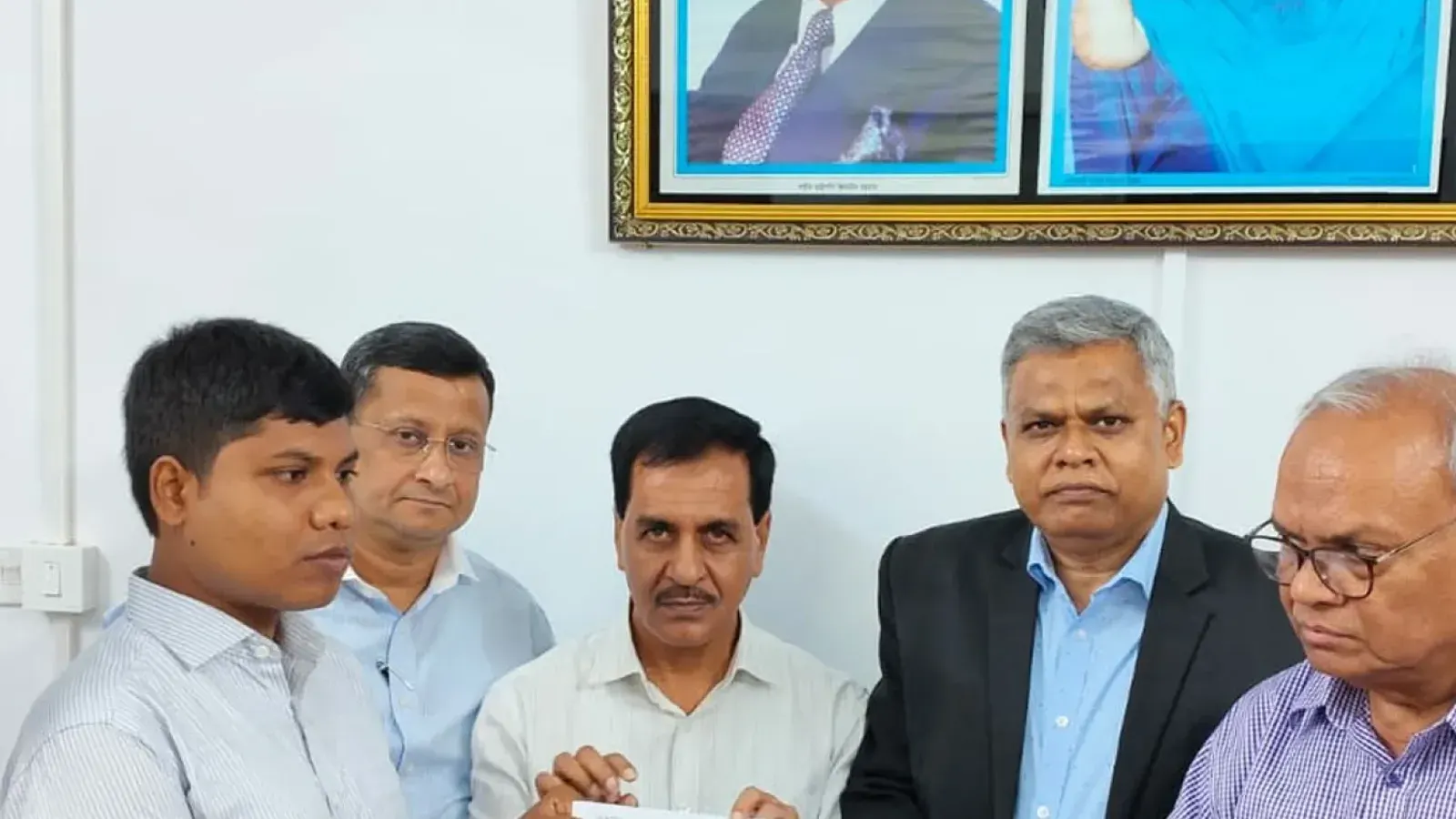 রাবির দৃষ্টিহীন শিক্ষার্থী শাকিল পেলেন চাকরির নিয়োগপত্র