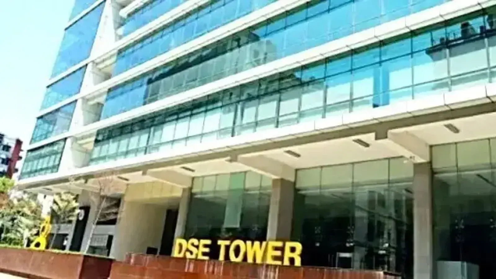 টানা দরপতনের পর শেয়ারবাজারে সূচক ও লেনদেন বেড়েছে