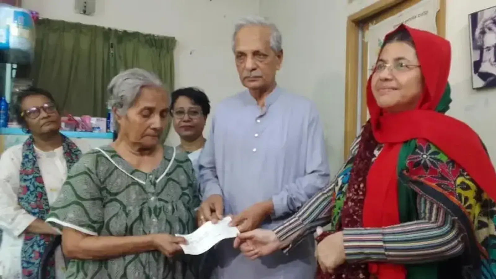 ভাষাসৈনিক আবদুল মতিনের স্ত্রীর খোঁজ নিলেন সংস্কৃতিমন্ত্রী