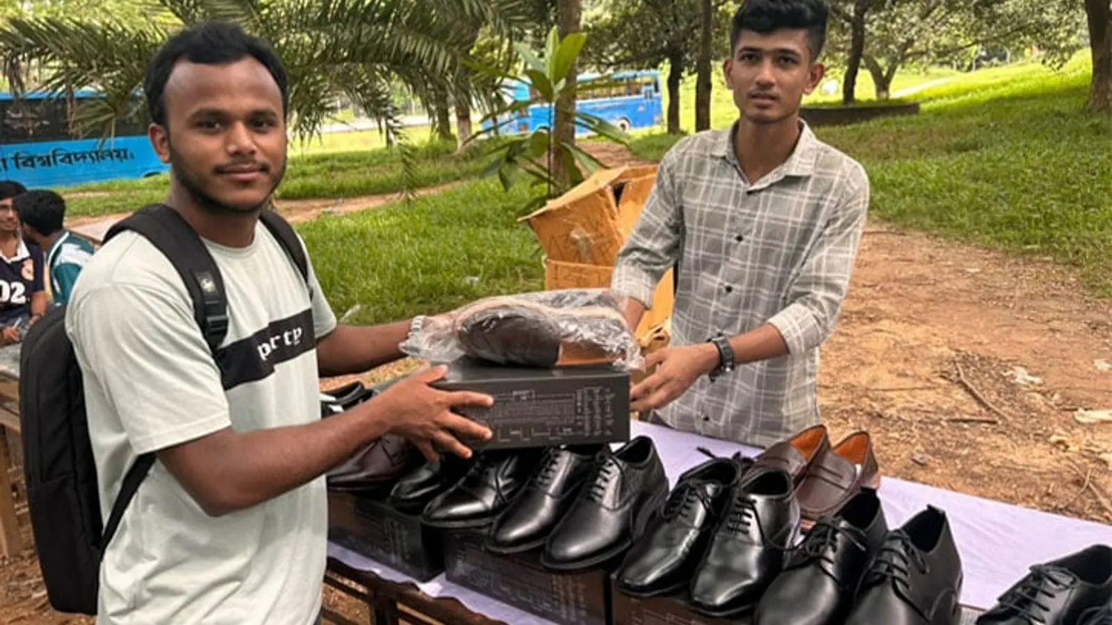 কুবি শিক্ষার্থীদের অ্যাসাইনমেন্ট থেকে চামড়ার পণ্যের উদ্যোগ