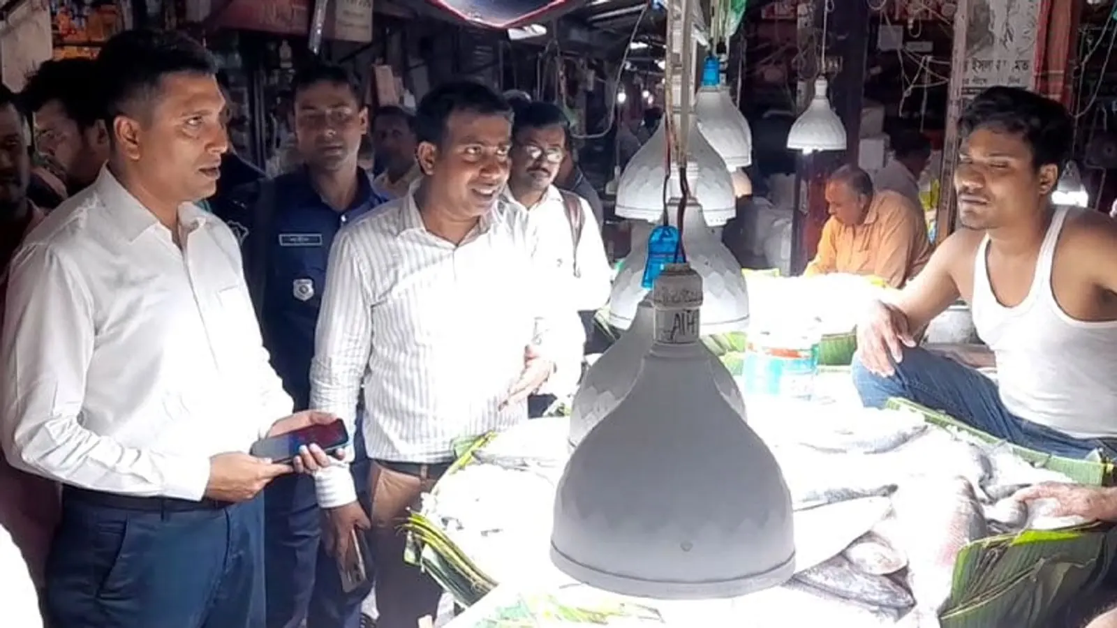 যশোরে ভারতীয় ইলিশ দেশীয় বলে বিক্রির অভিযোগে জরিমানা