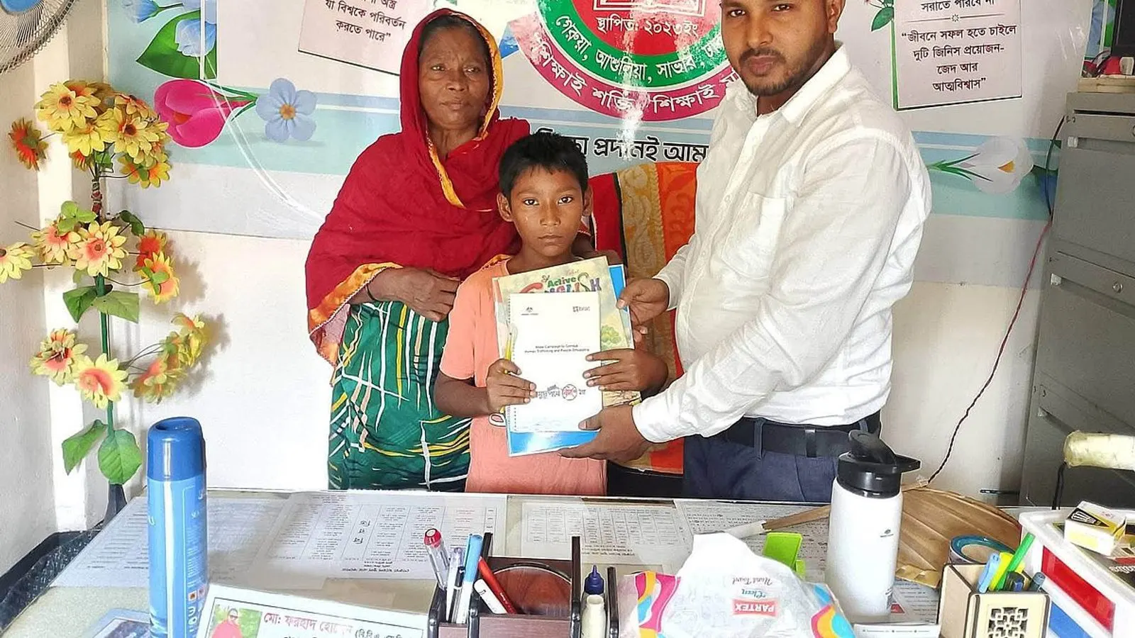 সাভারে শিশু রিফাতের পড়াশোনার দায়িত্ব নিলেন ফরহাদ