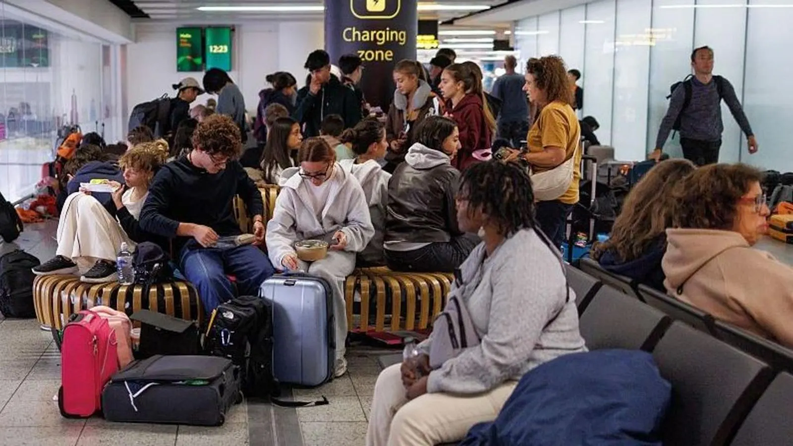 UK Air Traffic Control System Failure Causes Mass Travel Chaos