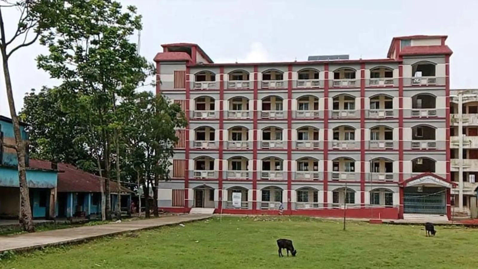 সুনামগঞ্জে নিয়মের বাইরে গিয়ে দুপুর ১টায় বিদ্যালয় ছুটি