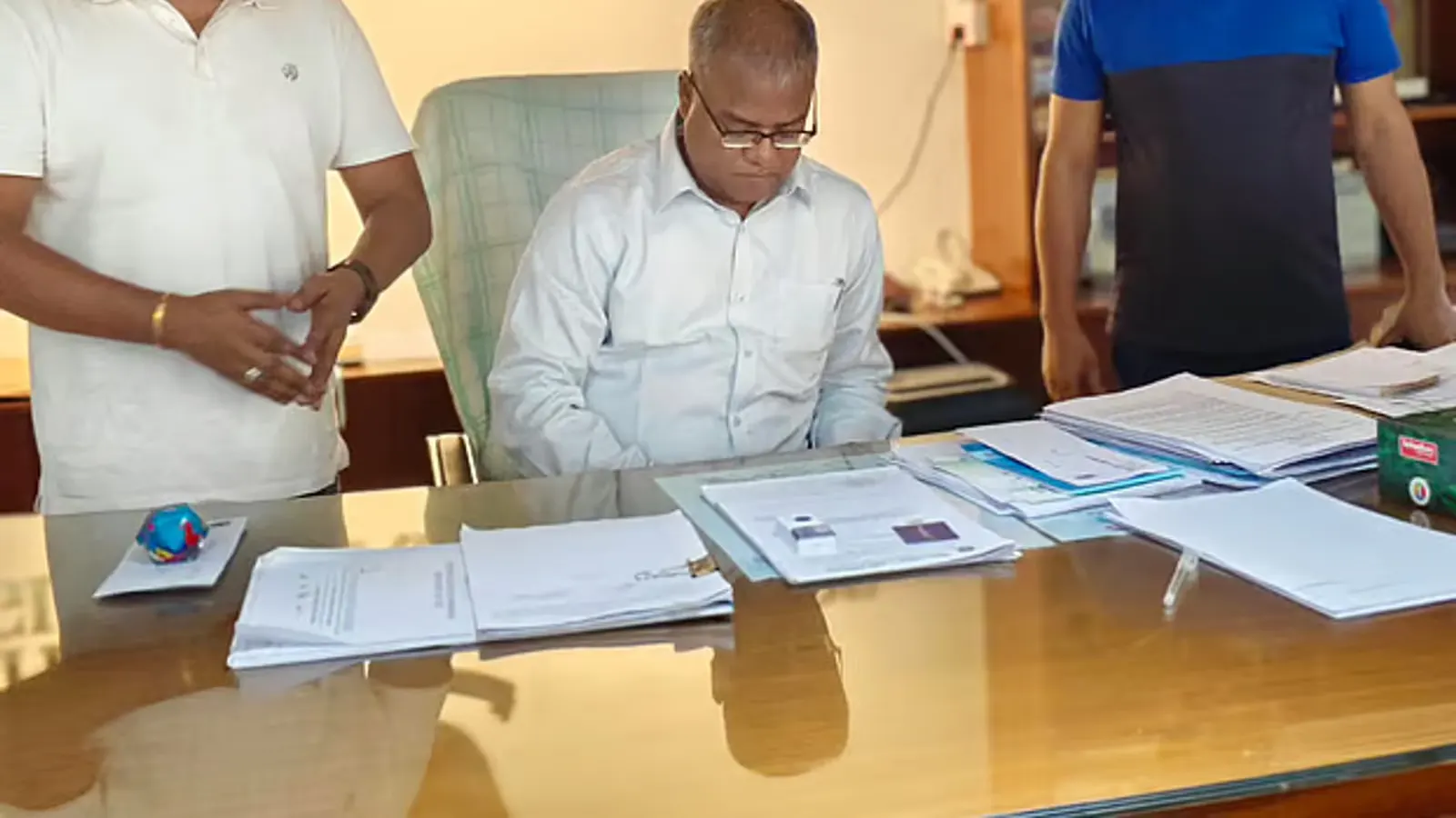 চুয়েটে শাটডাউন: ছাত্রদল নেতাদের সঙ্গে নিয়ে তালা ভেঙে নিজ দপ্তরে ঢুকলেন নতুন উপাচার্য